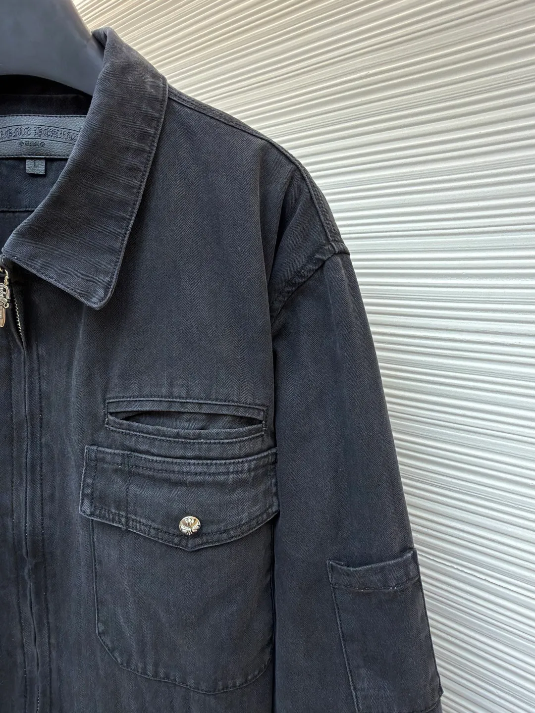 Chrome Hearts herringbone pattern washed work clothes ●Item number: 1682369-C65 ●Fabric: 100% cotton ●Technology: Washed production ●Color: washed gray ●Version: Fitted version ●Weight: about 1255 grams ●Size: S-M-L ●Description: The large body fabric is made of pure cotton fabric with herringbone pattern woven according to YB, which has a three-dimensional crisp effect. The lining is made of jacquard pure cotton fabric. Minimum order is ㎞. The garments are washed with natural gray effect (Chehao garments stayed in the washing factory for a month, and finally the results were perfect). Due to the difficulty of washing, the scrap rate is extremely high, and the spot goods should be cherished. The neckline is cut and cut using genuine sheepskin film, and the molded hardware is aged and oxidized. The overall wiring is straight and delicate, the fabric is comfortable and soft, and the color is consistent without color difference. It can be matched with the same style to create a fashionable look and control various occasions. Customized accessories, complete with three standards, same style for men and women!